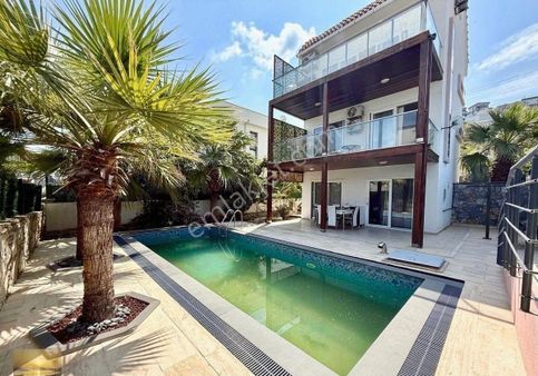 Denize Sıfır Sitede Müstakil Bahçeli Özel Havuzlu Ev