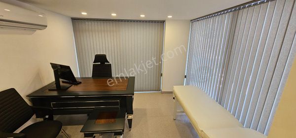 Bostanlı Şehitler Bulvarı’nda Hazır Kiralık Muayenehane Odası