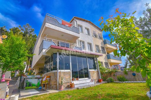 Kuşadası'nda Deniz Manzaralı Satılık 5+1 Villa