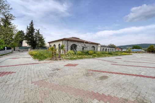 Alman Okulu Karşısında İmzalı Mimari Geniş Bahçeli 250m2 Dükkan