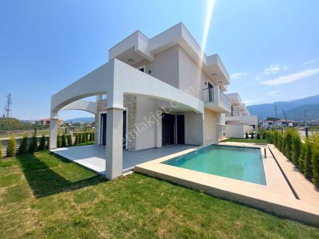 Kuşadası Davutlar'da Havuzlu, Bahçeli Satılık 4+1 Müstakil Villa