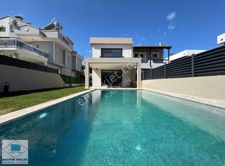 Alaçatı Çamlık Yol'a Komşu Satılık Full Tadilatlı Havuzlu Villa