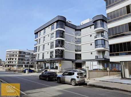 Deka Gayrimenkul'den Marinada Anayola Cephe Satılık Lüks 2+1