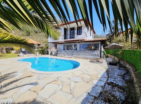 Üzümlü Mimarisine Uygun Yapılmış Nadir Villalardan Biridir.