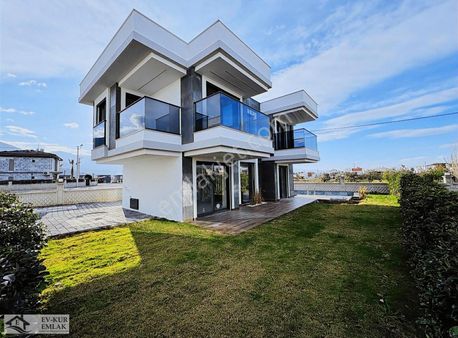 Kuşadası'nda Müstakil Özel Havuzlu Plaja 850mt 3+1 Lüks Villa