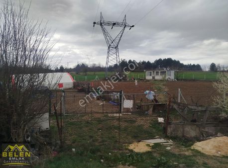 Resmi Asfalt Yola Cepheli Elektrik Oboneligi Ve Suyu Olan Yerimz