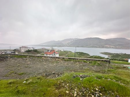 Furkan Doğan’dan Kale’de Göl Manzaralı 811m2 Villa İmarlı Arsa