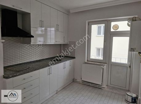 Aydoğdu'dan İpek Taksi Çevresi 3+1 2 İnci Ara Kat Cift Balkonlu.