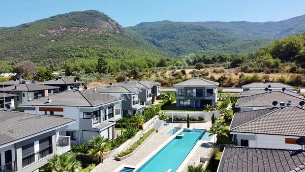 Havuzlu Sitede, Denize Yakın, Bahçeli 3+1 Villalar