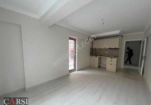 Çarşı"dan Cadde Üstü Arka Cephe Kat Konumunda 1+1 Y.giriş