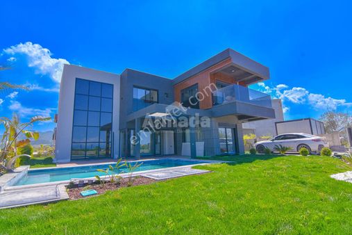 Kuşadası Karaova Mahallesi'nde Tek Müstakil Özel Havuzlu Villa
