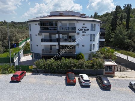Kuşadasında Yeni Havuzlu Kapalı Otoparklı Site İçinde Kaloriferli Ebeveyn Banyolu Sıfır Daire