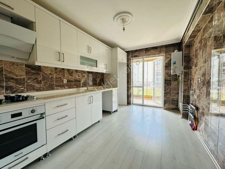 Beşikkaya'da Köypark Yakınında 145 M2 Geniş Asansörlü Ön Cephe Ara Kat Satılık Daire !!