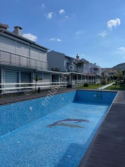 Urla Çeşmealtında 3+1 Geniş Site İçinde Havuzlu Villa