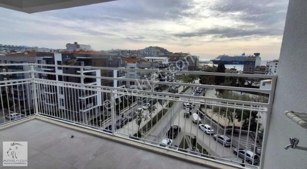 Kuşadası Merkezde Deniz Manzaralı Çatıdubleks