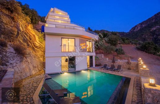 Uğur Emlaktan Faralyada Deniz Manzaralı Lüks 6+1 Satılık Villa