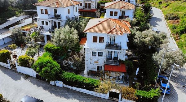 Eski Foça'da Satılık Doğa İle İç İçe 3+2 Villa