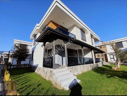 Güçlü Kardeşler Altınoluk Güre Arası Yolun Altı Site İçi Lüks Villa’lar