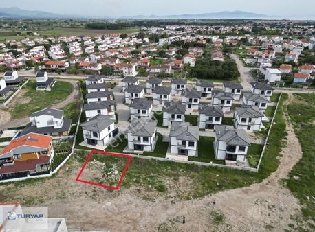 Altınova Da 330 M2 Satılık Villa İmarlı Arsa