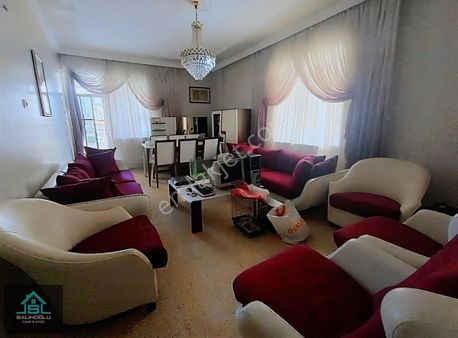 Salihoğlu Emlaktan Satılık Merkezi Yerde 4 Odalı Daire