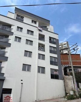 Bayraklı Teraslı 1+1 Kapalı Mutfak 57 M2 Sıfır Çift Cepheli