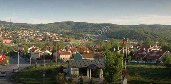 Zekeriyaköy Merkezde 975m² Villa İmarlı Köşe Parselli Arsa