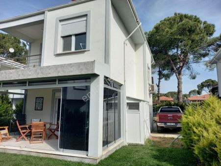 Tam Müstakil. Yeşiller İçinde. Yapılı. Denize Yürüme Mesafesinde Ev...