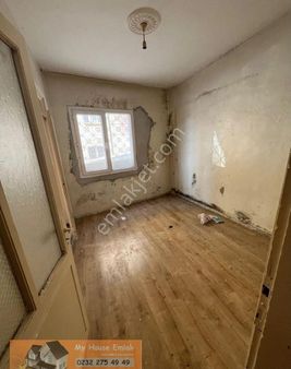 İzmir Konak Zeytinlik Mahallesi Satılık 2+1 Zemin Daire