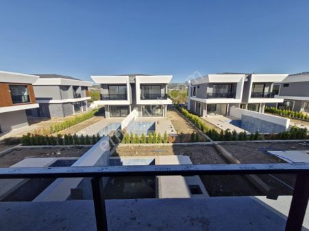 Kusadası Davutlarda Sıfır 3+1 İkiz Özel Havuzlu Villalar