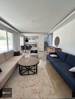 Kuşadası Merkezde Tek Müstakil Geniş Bahçeli 4+1 Villa