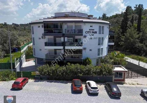 Kuşadasında Havuzlu Kapalı Garajlı Site İçinde Ebeveyn Banyolu Sıfır 1+1 Daıre