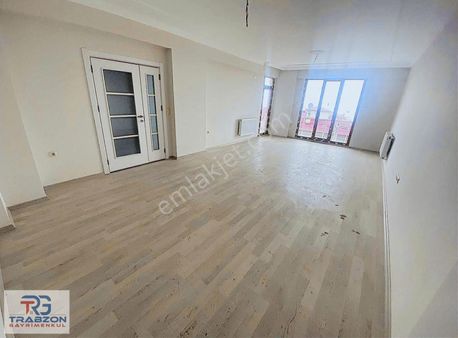 Yomra'da Satılık Site İçi Deniz Manzaralı Fırsat 3+1 Daire