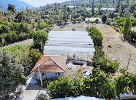 Kaş, Kalkan Sütleğende Müstakil Ev Ve Serası