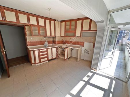 Saimekadın Göbek Yakını Ara Katta Ön Cephede Bağımsız Salon Bakımlı 3+1 Satılık Daire