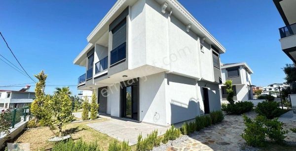 Didim Hisar Mahallesinde Havuzlu Site İçerisinde Çift Banyolu 3+1 Villa