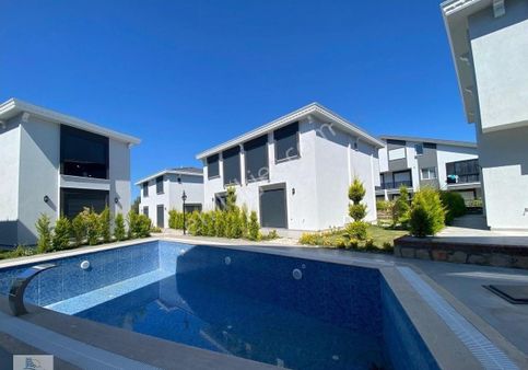 Hisar Mahallesinde Havuzlu Site İçerisinde Ebeveyn Banyolu 3+1 Villa