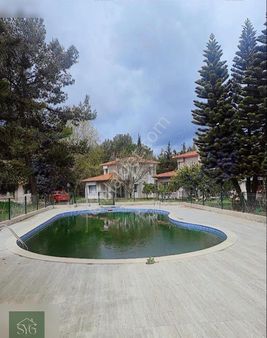 Döşemealtı Nebiler'de Havuzlu Elit Sitede Hobi Bahçeli Villa