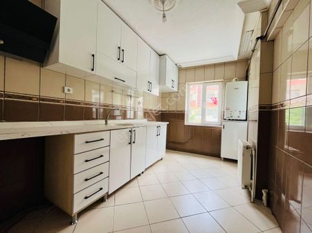 Demirlibahçe'de Merkezi Konumda Katta 3+1 Satılık Daire !!!