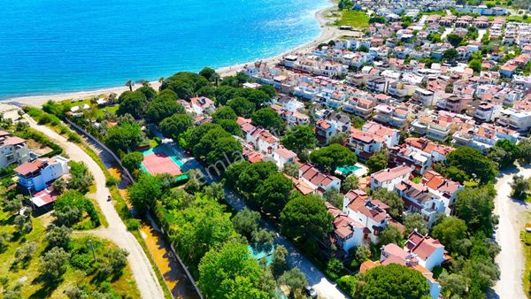 Vahdet'ten Güre'de Denize Sıfır Muhteşem Site'de Satılık 2+1