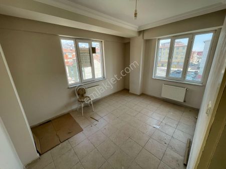 Anadolu Üniversitesi İletişim Kapısı Yakını 1+1 Ayrı Mutfaklı Balkonlu Ara Kat Daire