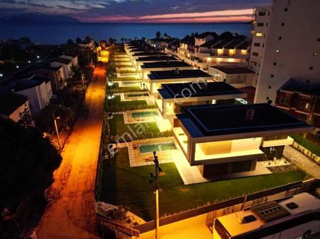 Kuşadasında Denize Sıfır Lüks Yeni Müstakil Villalar