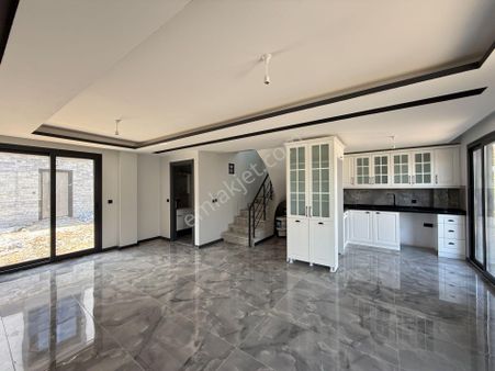 Camiikebir Mahallesi'nde Müstakil Girişli, Geniş Bahçeli, Lüks Mimarili Satılık Villa