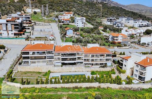 Yenifoça'da Lavanta Sitesinde Köşe Konumda 2+1 Satılık Daire