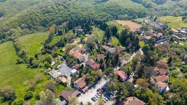 Polonezköy'de Havuzlu Villa Ve Pansiyon Binalarıyla Müthiş Arsa