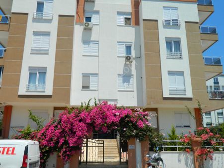 Açık Otoparklı Tek Blok Yapıda, Yüksek Giriş Balkonlu Ferah 2+1