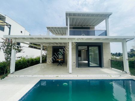 Gümüşlük Merkezde 1000 M2 Arsa İçinde Satılık Lüks Villa