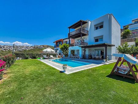 Adabükünde Harika Deniz Manzaralı Tripleks Villa