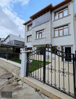 Kardelen'de 85m2 Geniş Bahçeli - Yapılı - İç Köşe Tripleks