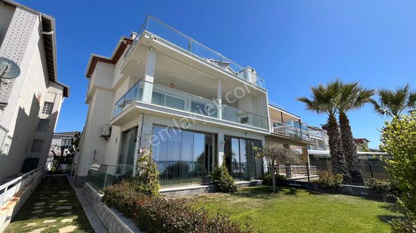 Silivri Semizkum'da Eşsiz Konumlu Denize Sıfır Triplex Villa