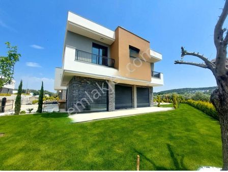 Davutlar'da Doğa Manzaralı 3+1 Havuzlu Villalar
